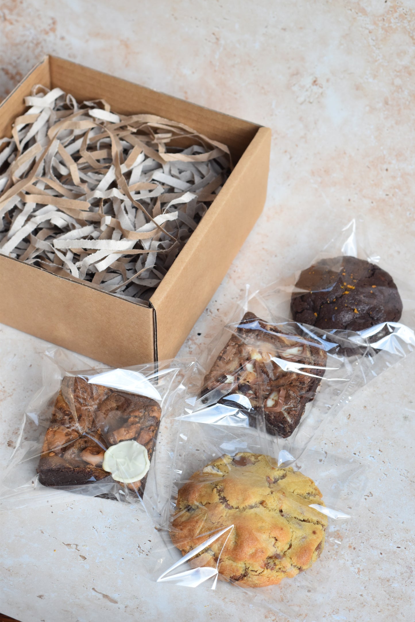 **Postal Box** - The Best of All - 2 Cookies, 2 Brownies