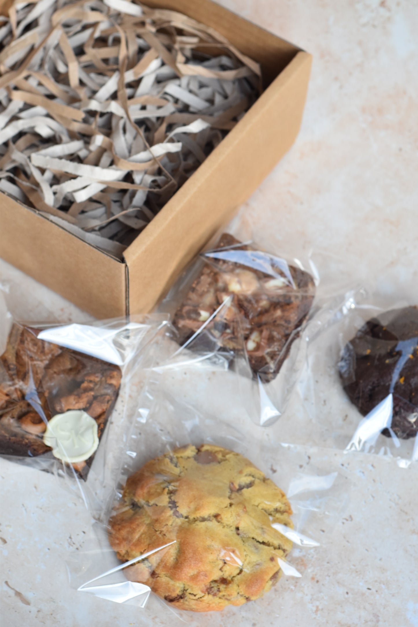 **Postal Box** - The Best of All - 2 Cookies, 2 Brownies