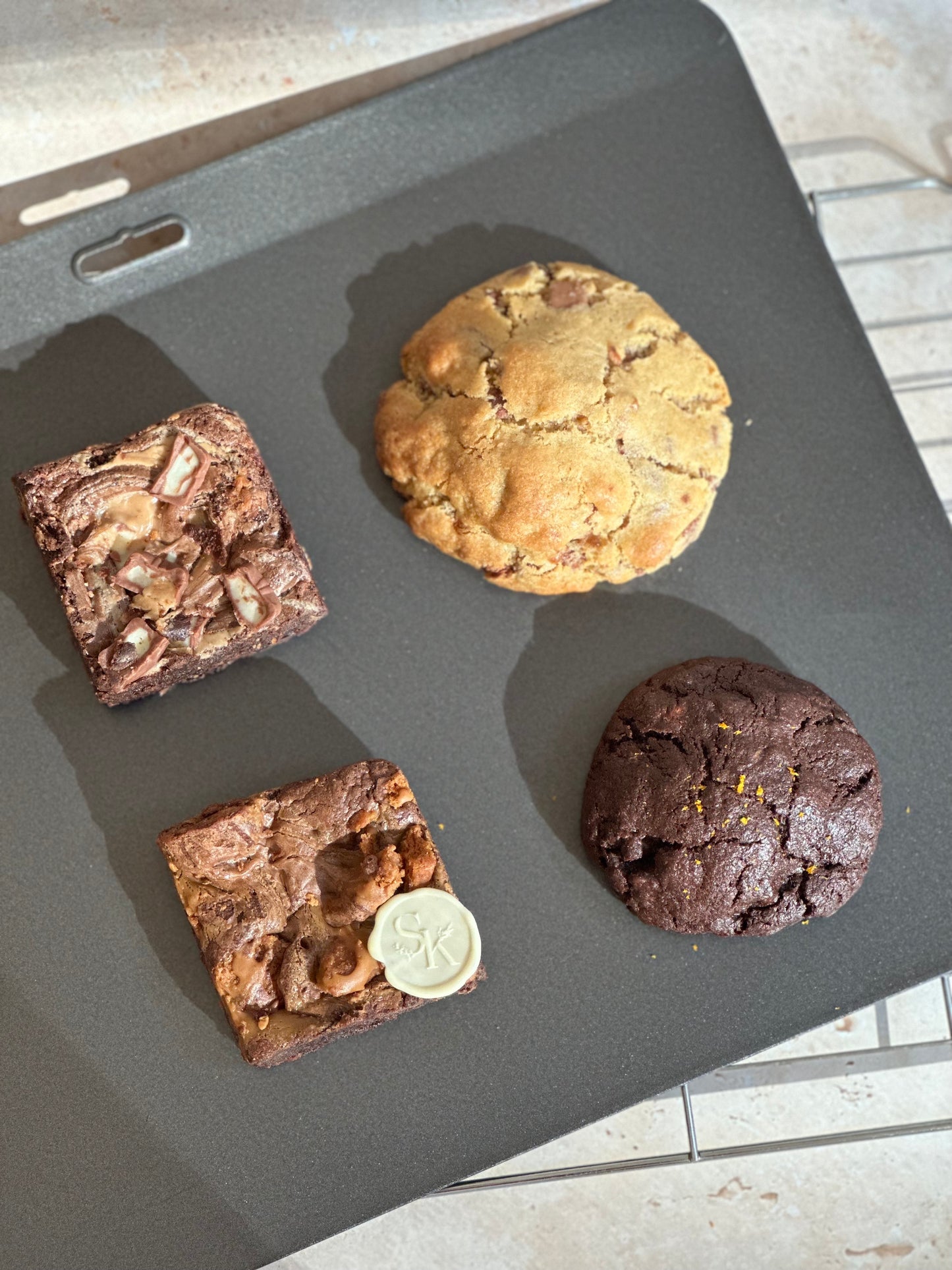 **Postal Box** - The Best of All - 2 Cookies, 2 Brownies